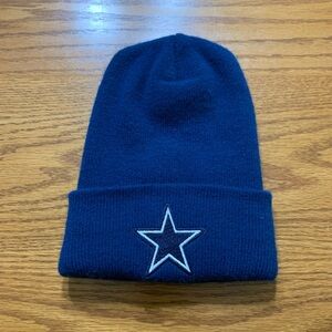 Dallas Cowboys beanie.